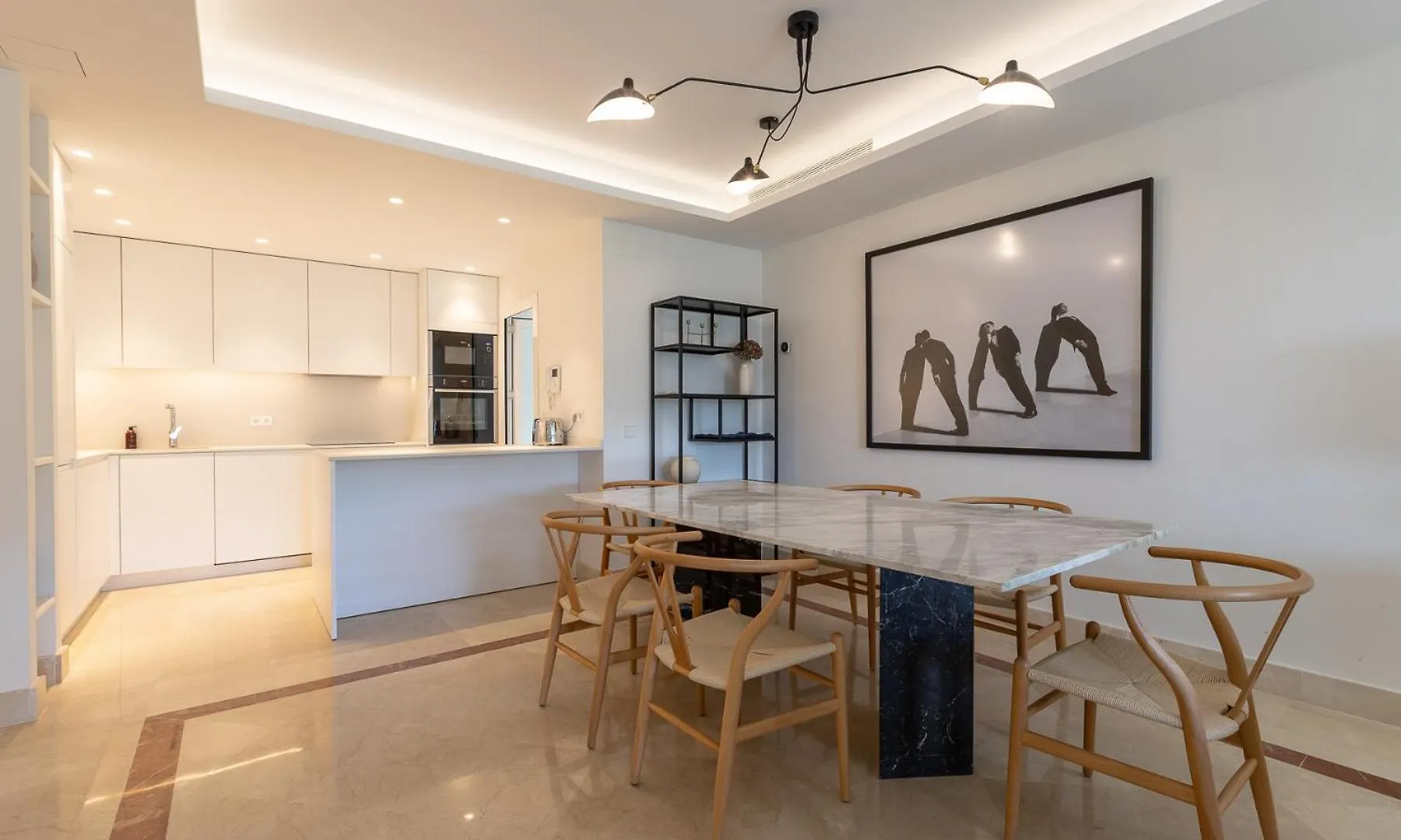 Lujoso Apartamento Con Piscina En Paseo Maritimo Marbella