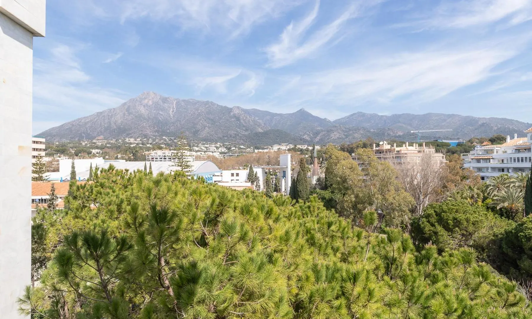 Lujoso Apartamento Con Piscina En Paseo Maritimo Marbella Spain