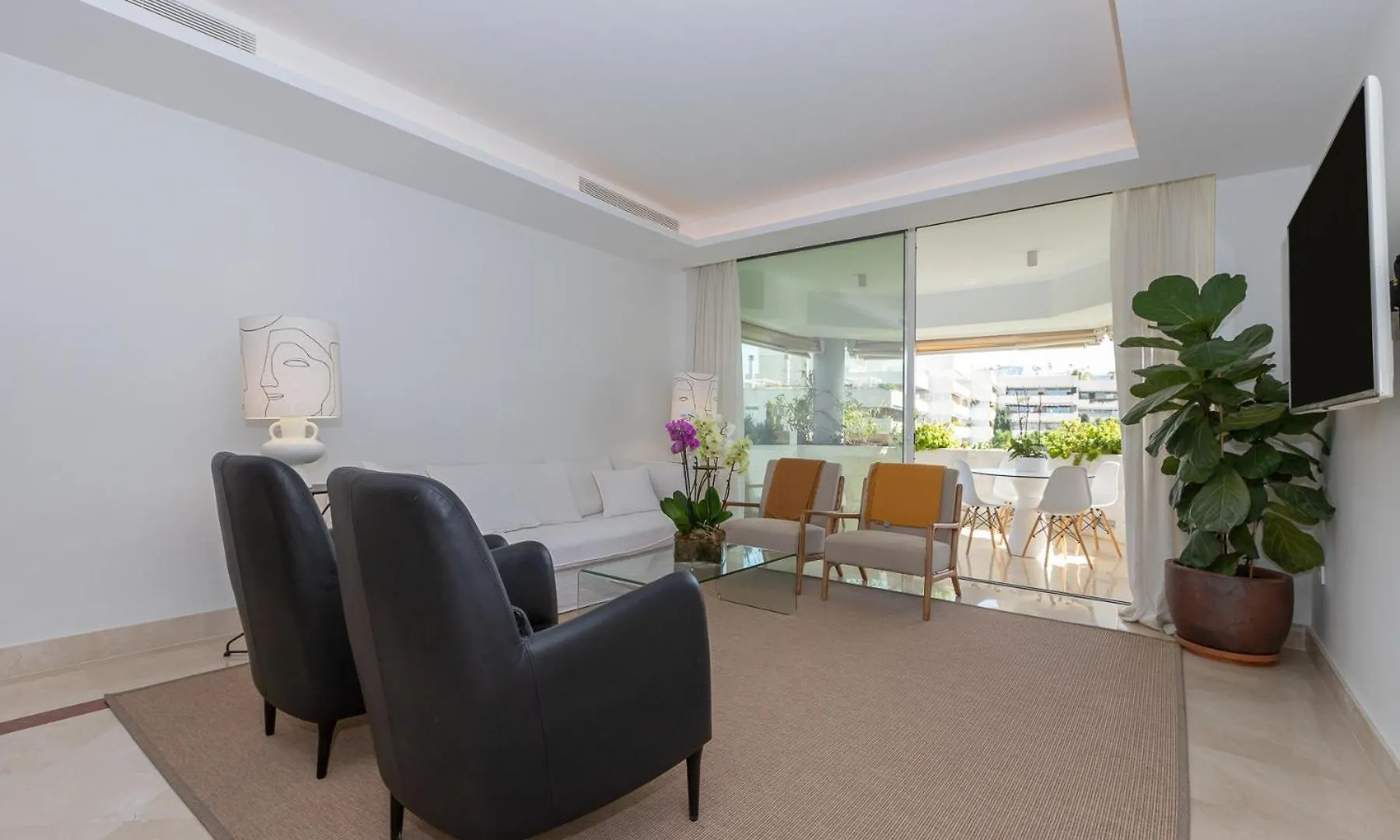 Lujoso Apartamento Con Piscina En Paseo Maritimo Marbella Spain