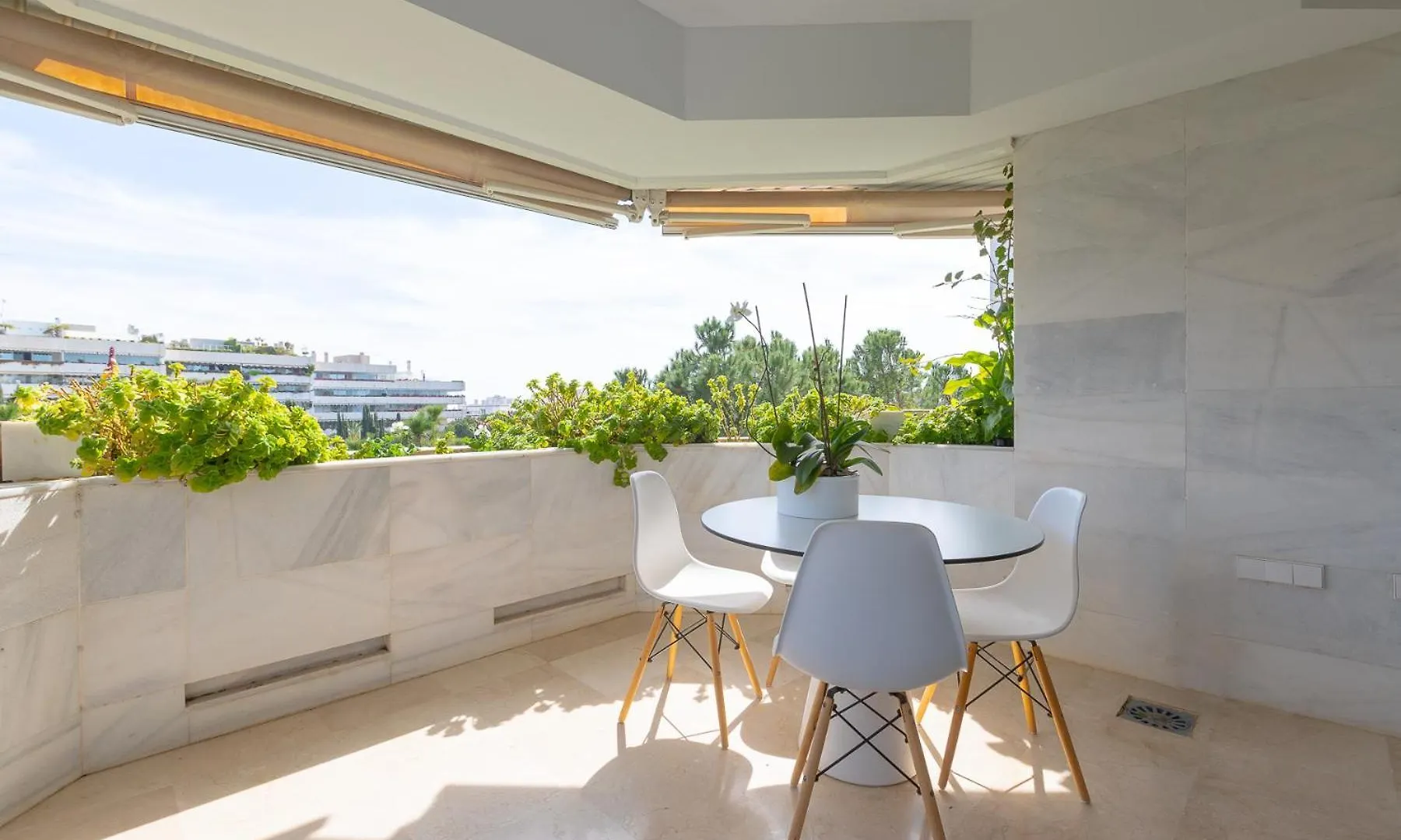 Lujoso Apartamento Con Piscina En Paseo Maritimo Marbella