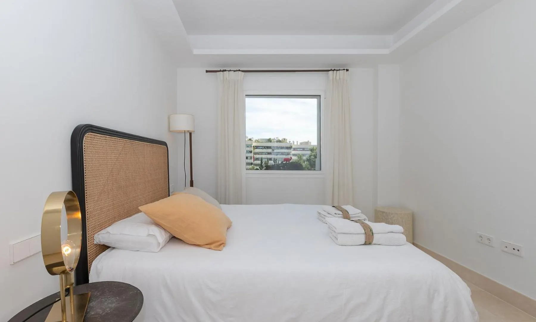 Lujoso Apartamento Con Piscina En Paseo Maritimo Marbella