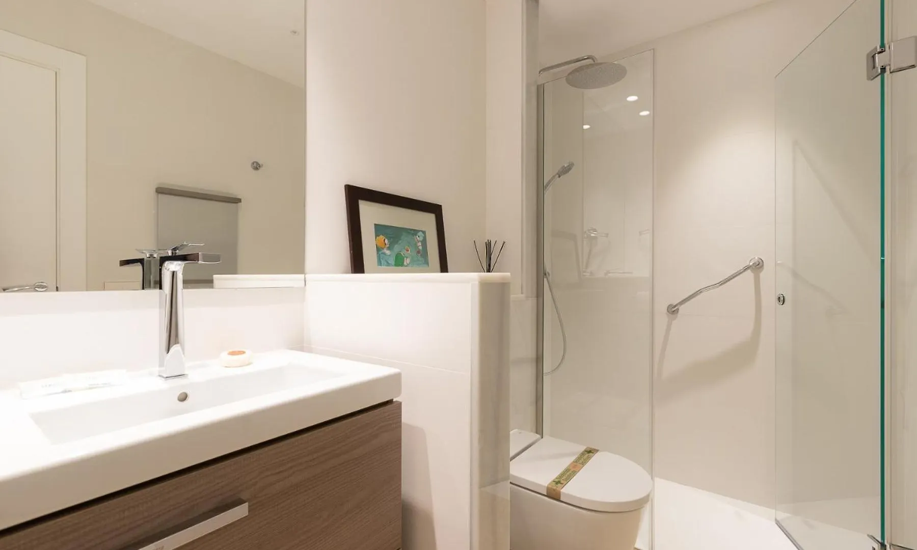 Lujoso Apartamento Con Piscina En Paseo Maritimo Marbella