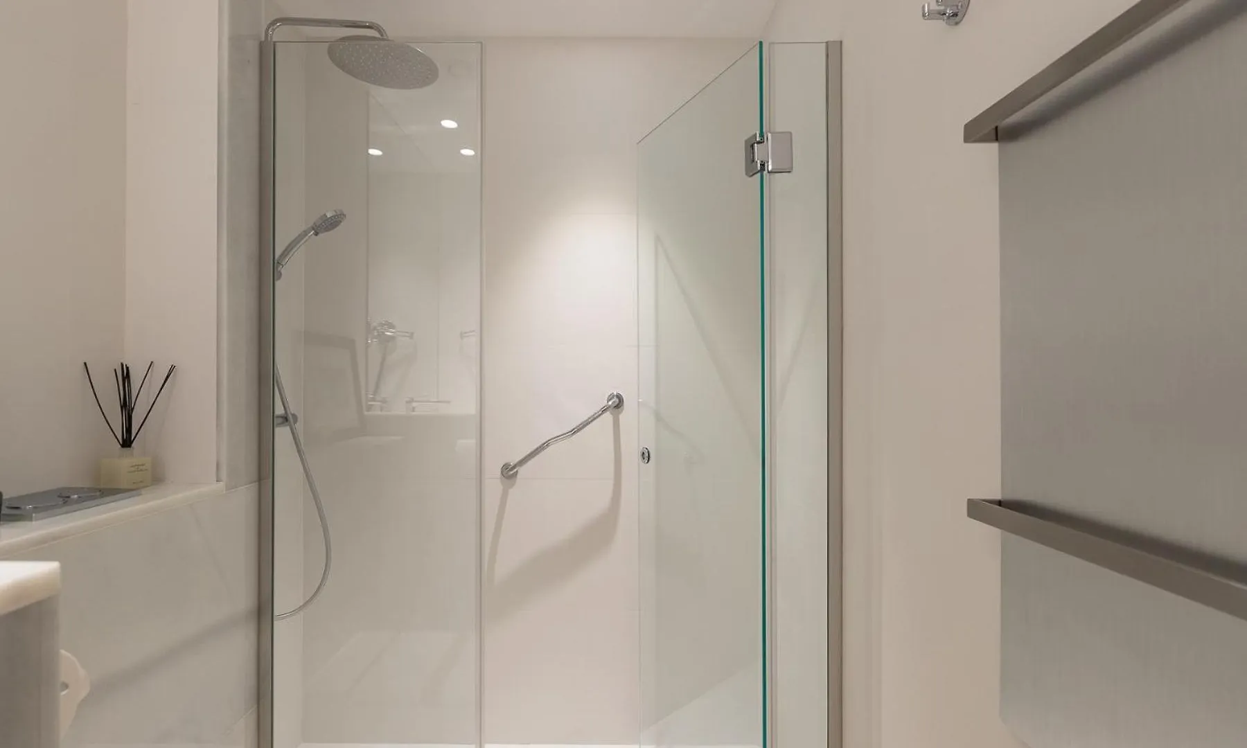 Lujoso Apartamento Con Piscina En Paseo Maritimo Marbella Spain
