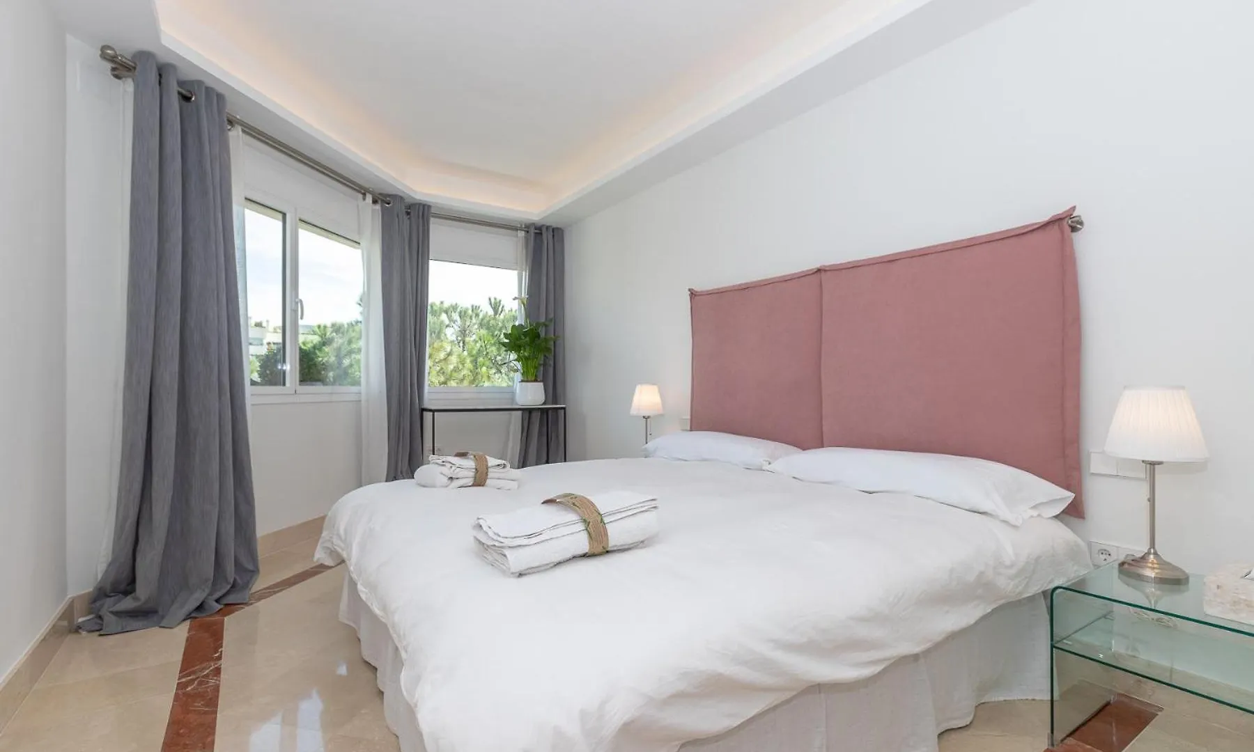 Lujoso Apartamento Con Piscina En Paseo Maritimo Marbella