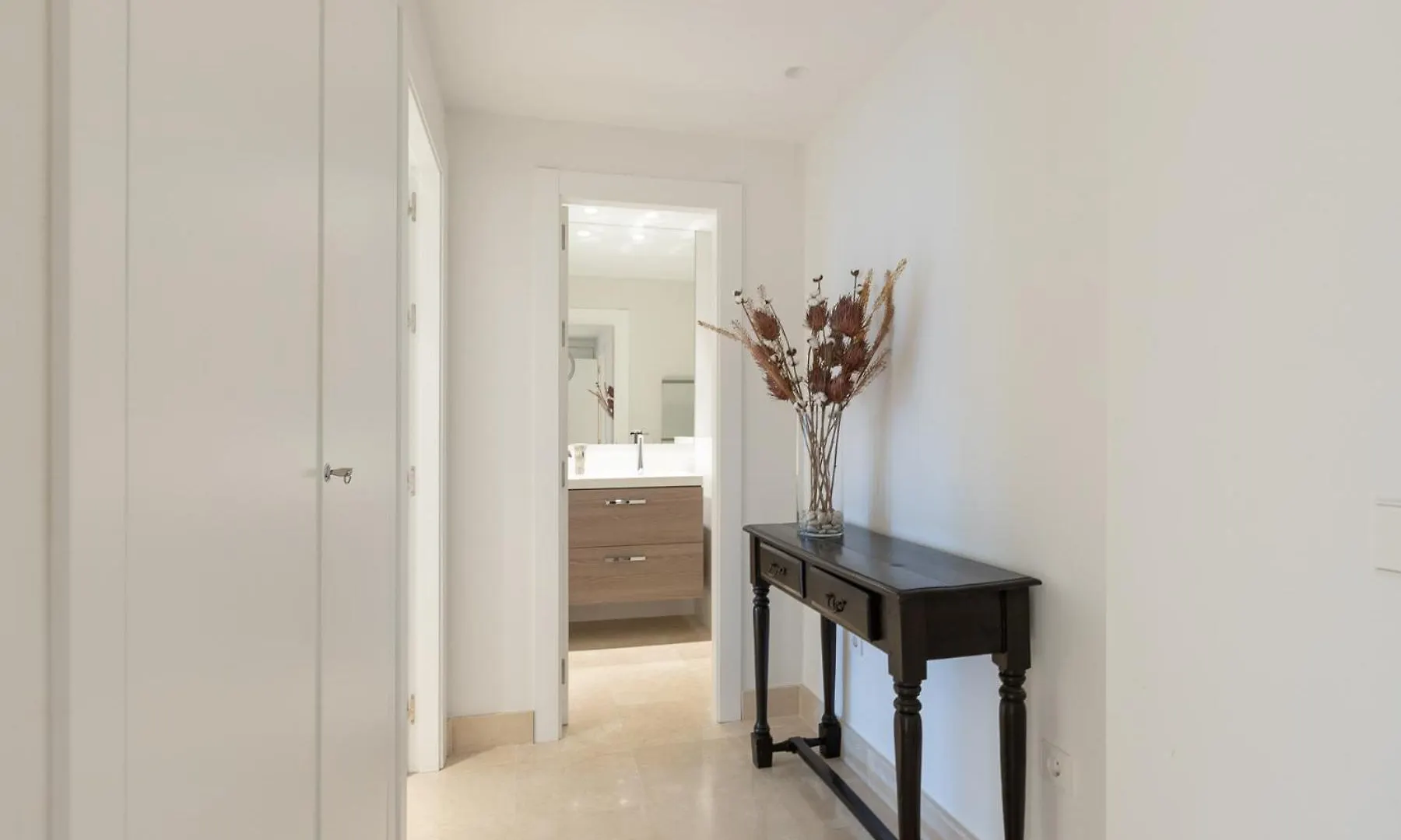 Lujoso Apartamento Con Piscina En Paseo Maritimo Marbella Spain