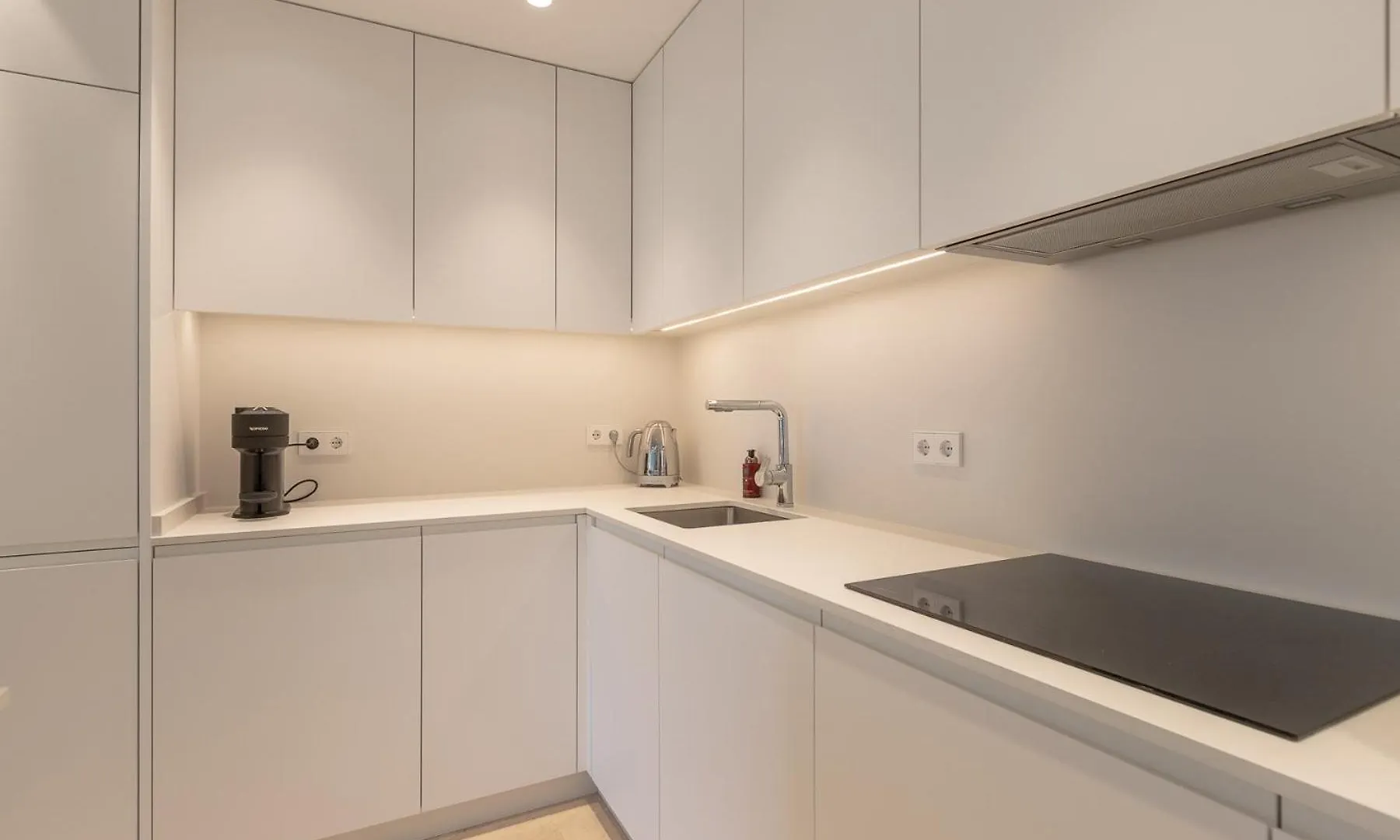 Lujoso Apartamento Con Piscina En Paseo Maritimo Marbella