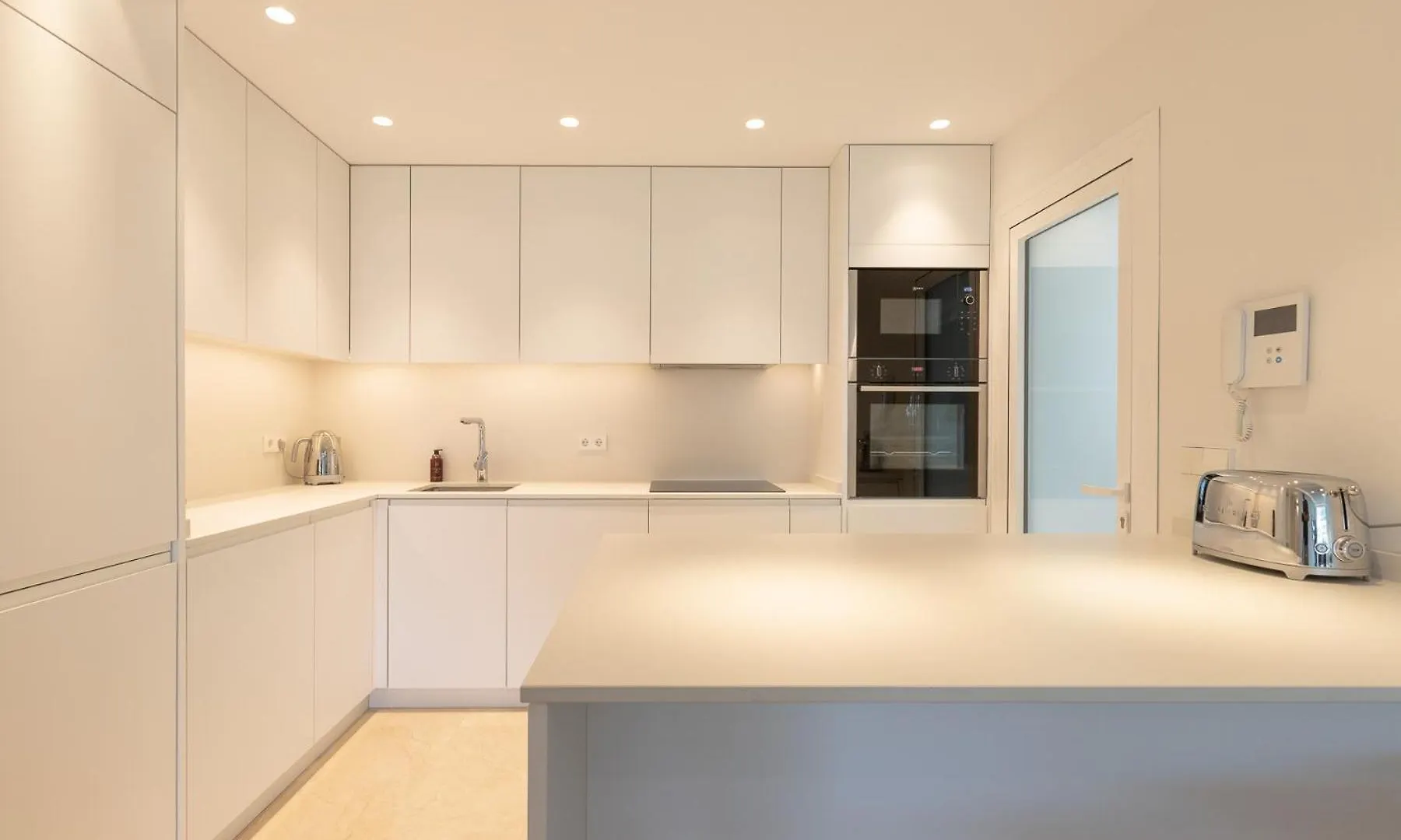 Lujoso Apartamento Con Piscina En Paseo Maritimo Marbella 0*,  Spain