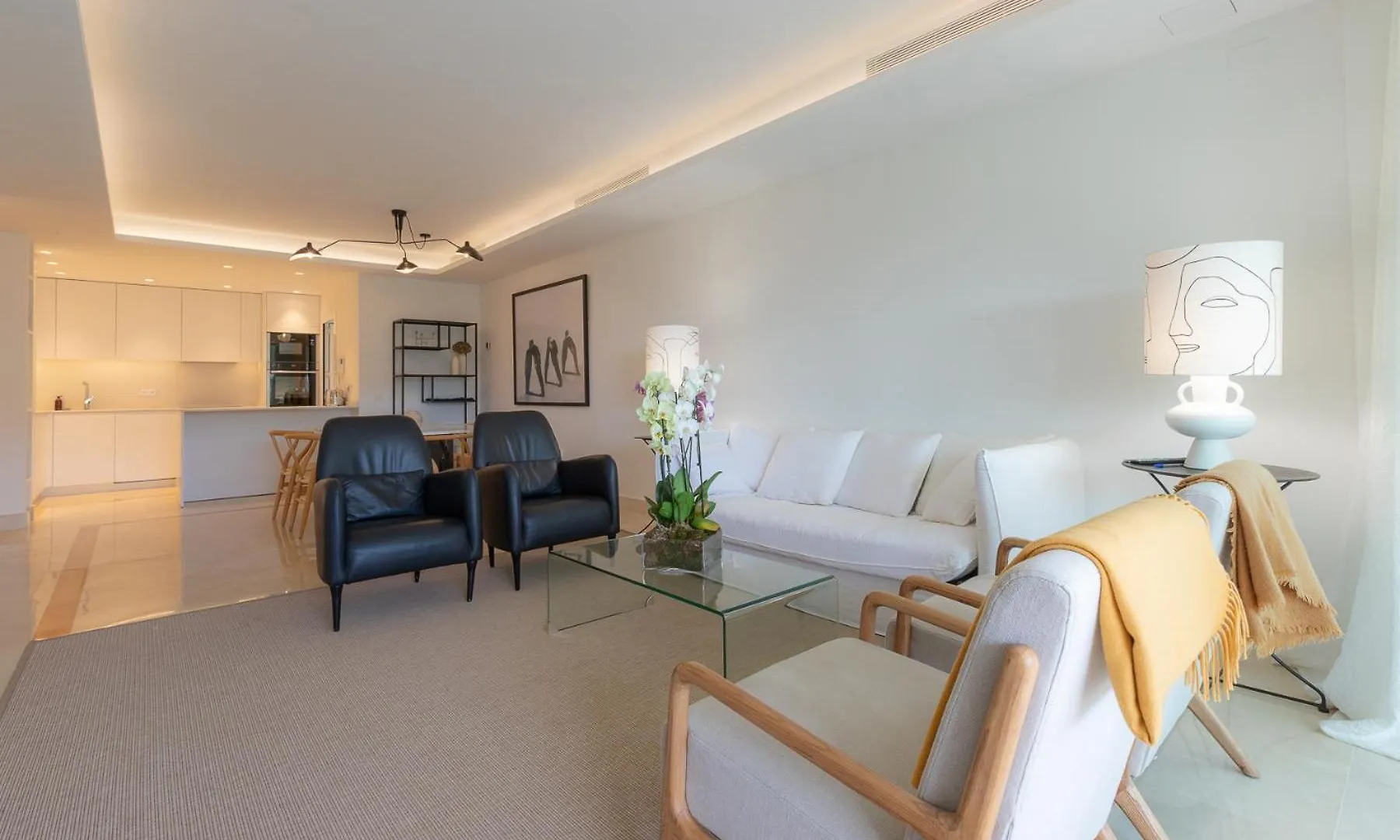 Lujoso Apartamento Con Piscina En Paseo Maritimo Marbella